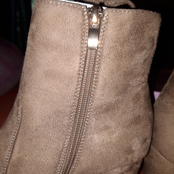 Never been worn, taupe boots sz 71/2 - Picture 4 of 5